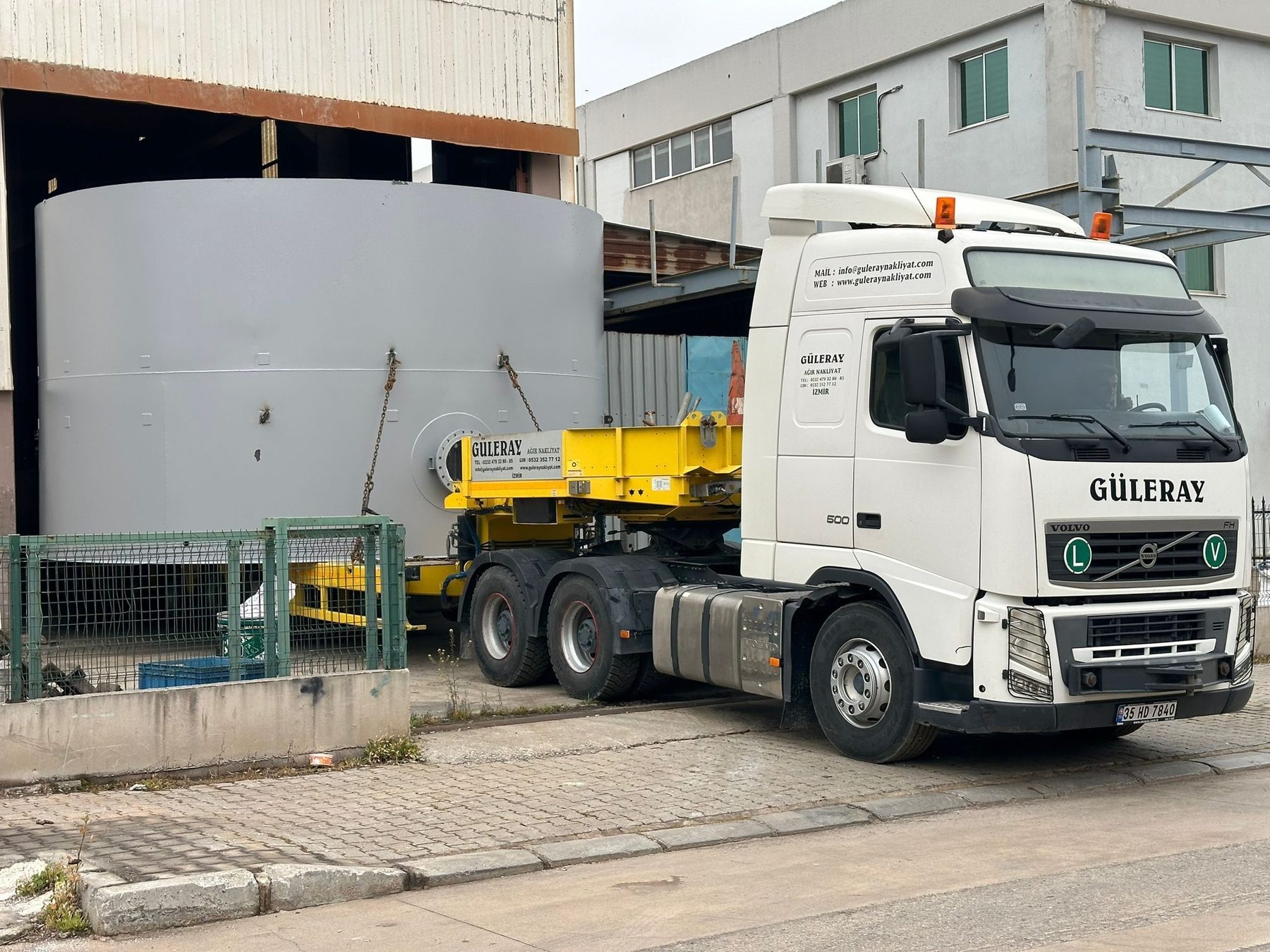 Atölyede imal edilen tank gövdesi low-bed dorse ile sahaya sevk ediliyor