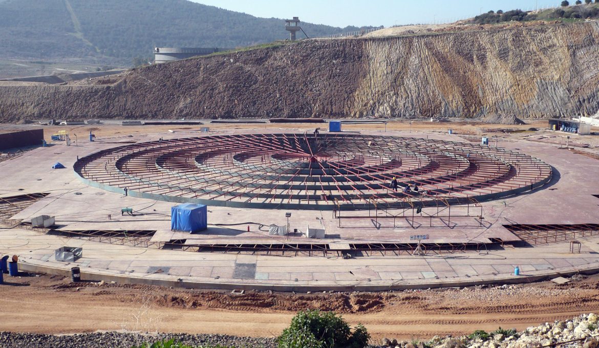 Tüpraş İzmir tankında yüzer tavanın radyal çelik iskeleti montaj sırasında