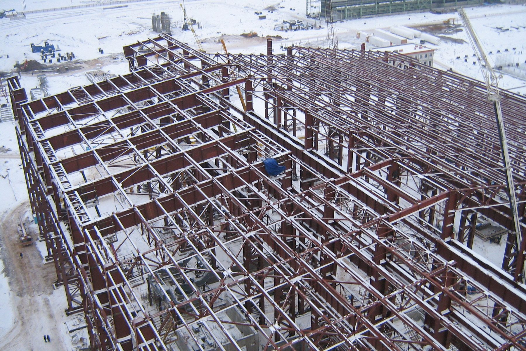 Vyksa çelikhane binasının karla kaplı çelik taşıyıcı sistemi montaj sırasında, Ocak 2007